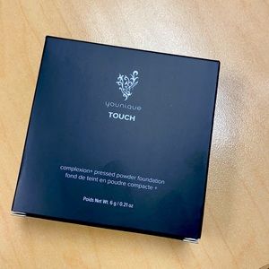 Younique Complexion+ pressed powder in Taffeta